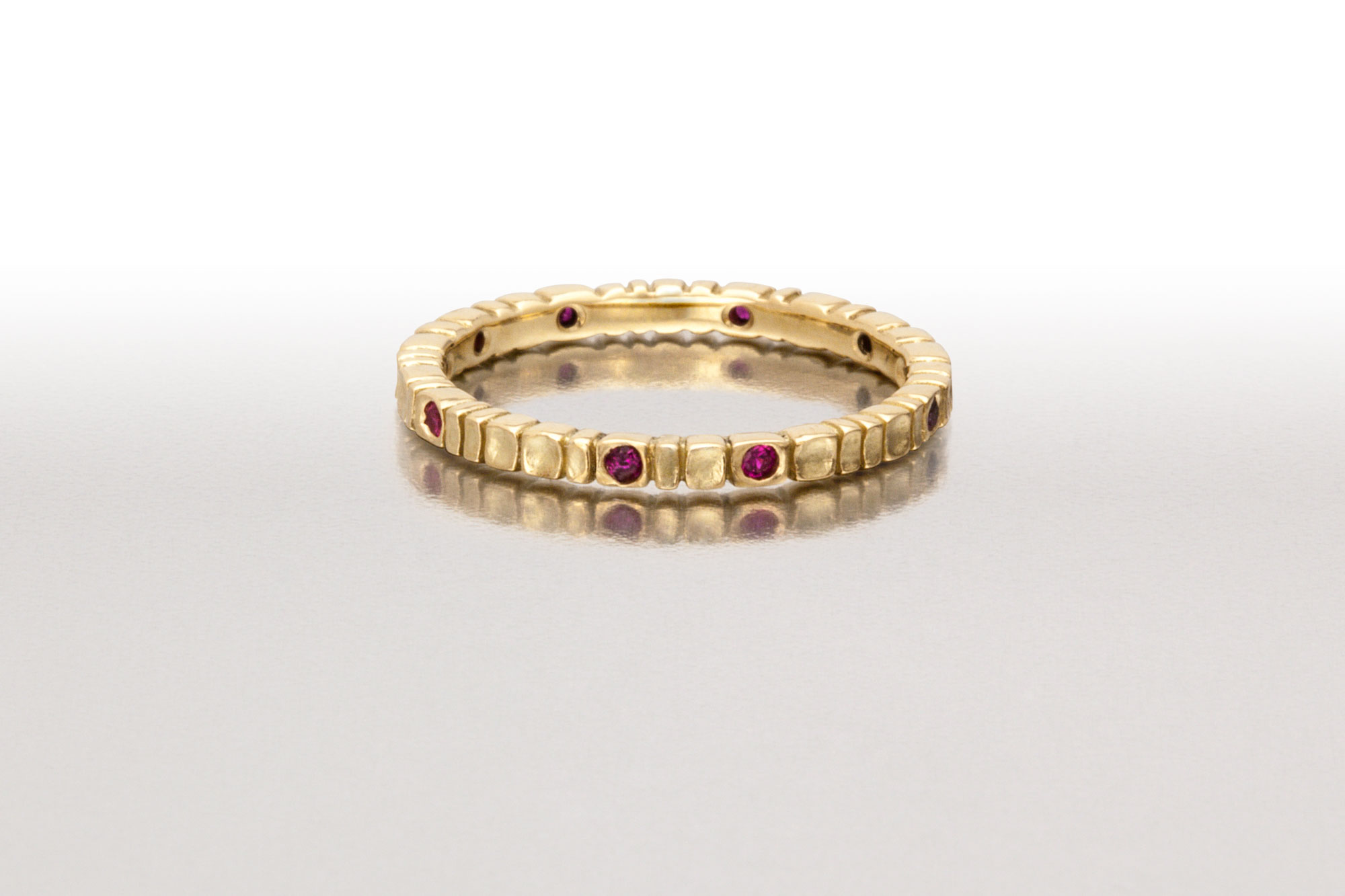 Thin DEEP SCOOPS Ring / Gold & Rubies - Conni Mainne